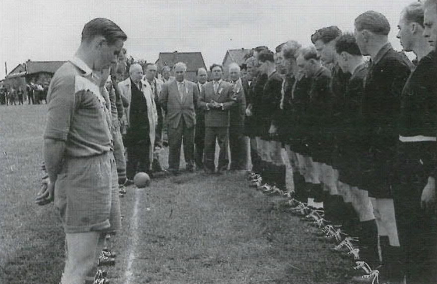 1957_Sportplatzeröffnung_Anstoss